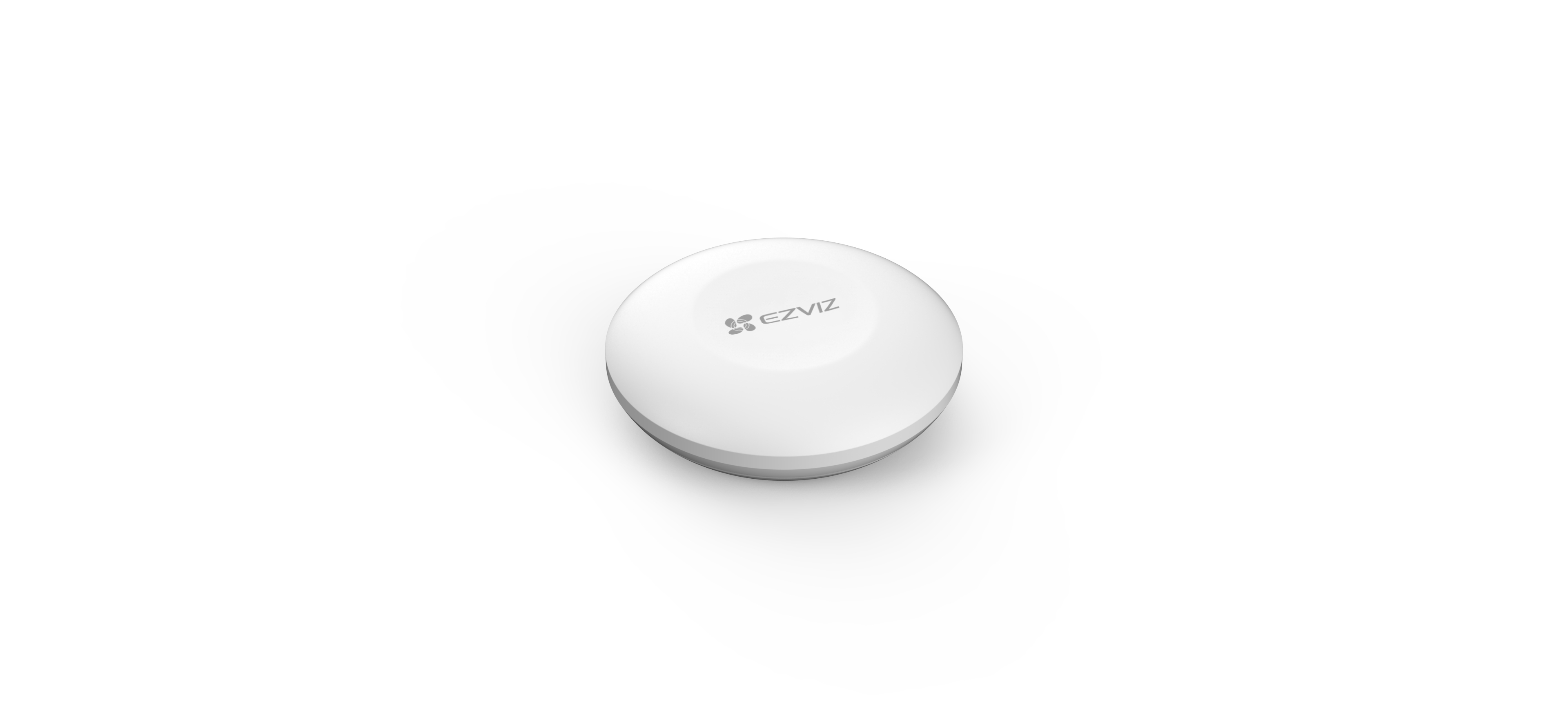 Białe urządzenie EZVIZ na białym tle. Jest to okrągłe, płaskie urządzenie z logo EZVIZ na górze. Tło jest białe.