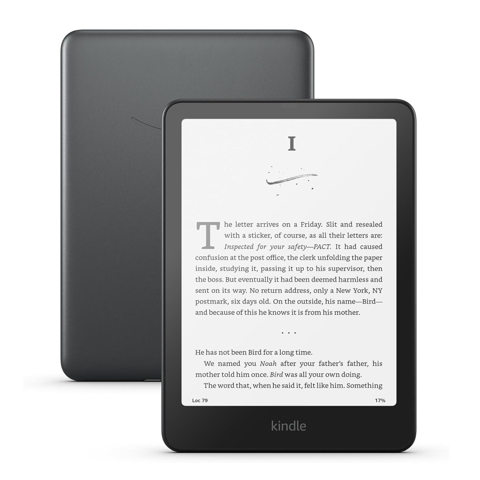 Bir Kindle e-okuyucu, siyah çerçeveli metin gösteriyor. Arkasında başka bir Kindle var. Ekran büyük bir ilk harfle metin gösteriyor.