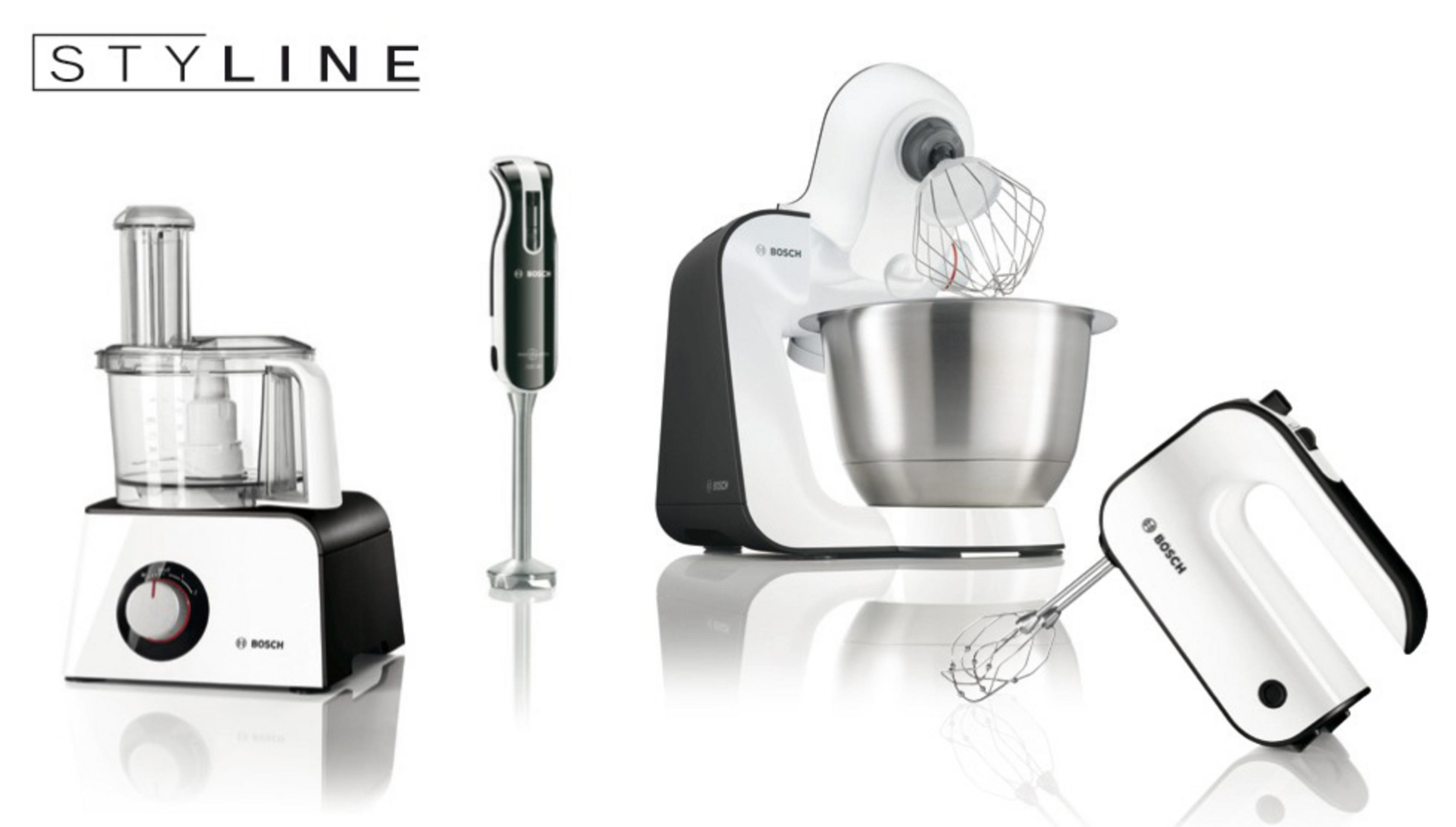 Biały zestaw urządzeń kuchennych. Zawiera robota kuchennego, blender ręczny, mikser stojący i mikser ręczny, wszystko na białym tle.