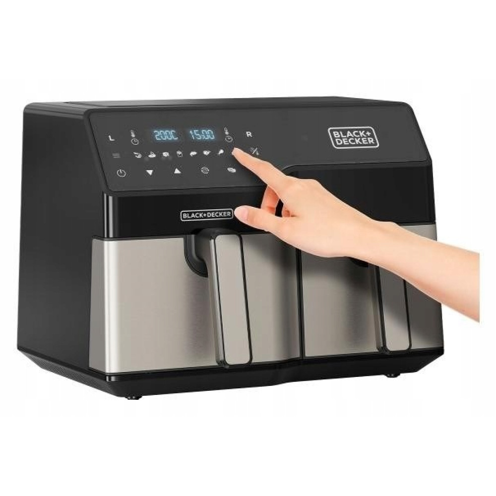 Eine Hand drückt eine Taste auf einem schwarz-silbernen Black+Decker-Luftfritteuse, die Temperatur- und Zeiteinstellungen anzeigt.