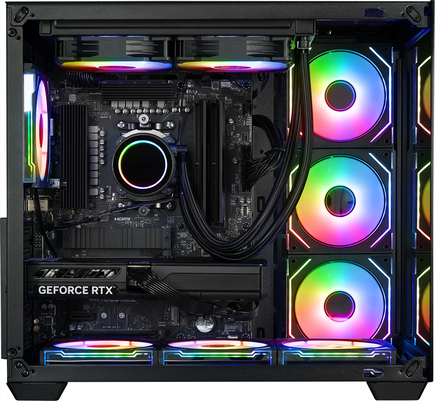 Intérieur d'un boîtier d'ordinateur avec carte mère, carte graphique, ventilateurs avec lumières arc-en-ciel. Le logo GeForce RTX est visible.