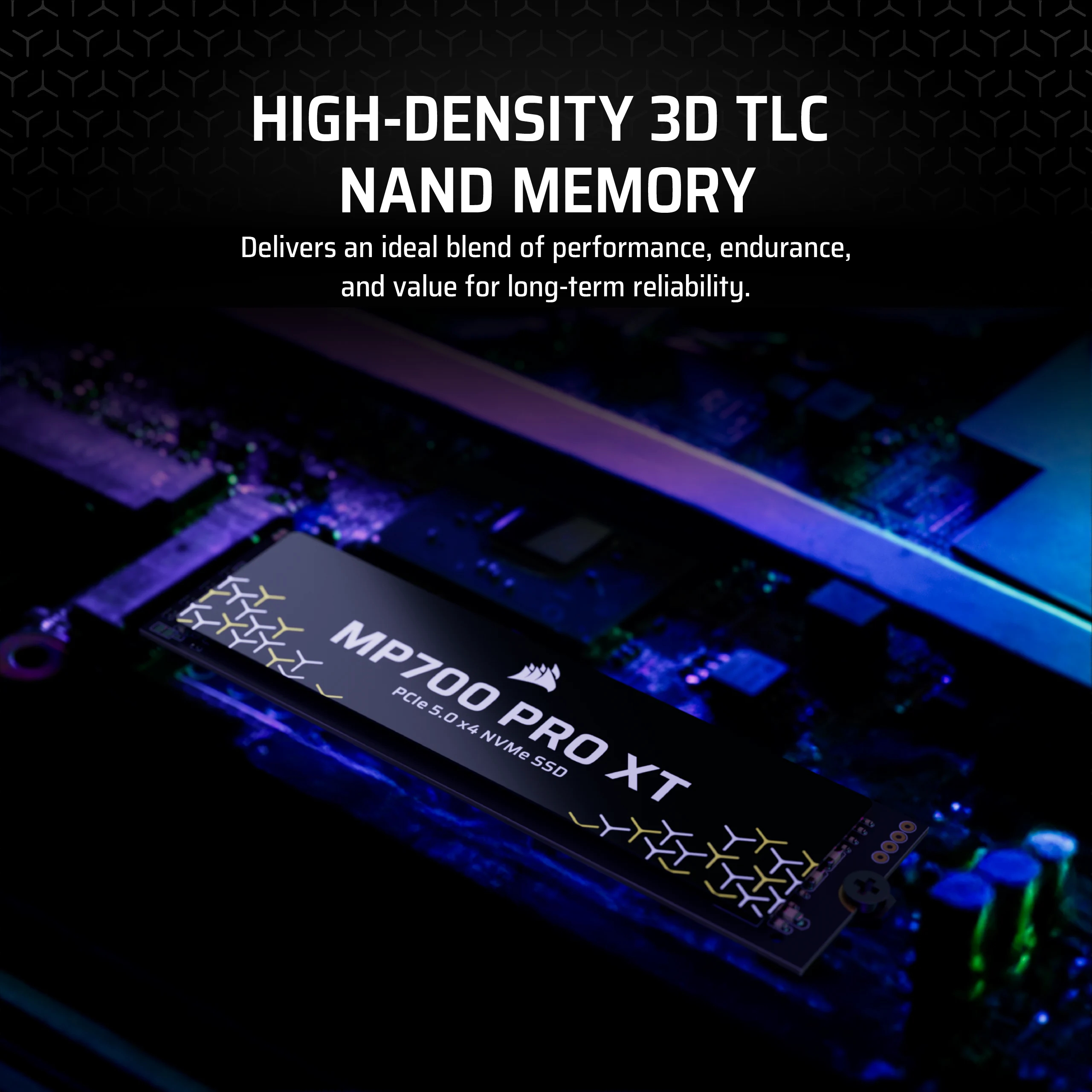 Zbliżenie czarnego i złotego dysku SSD MP700 PRO XT na płycie głównej z nakładką tekstową.