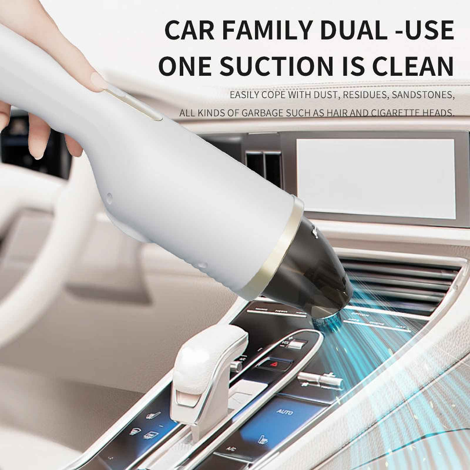 Ein weißer Handstaubsauger reinigt das Innere eines Autos. Der Text lautet: Car Family Dual Use, One Suction Is Clean.