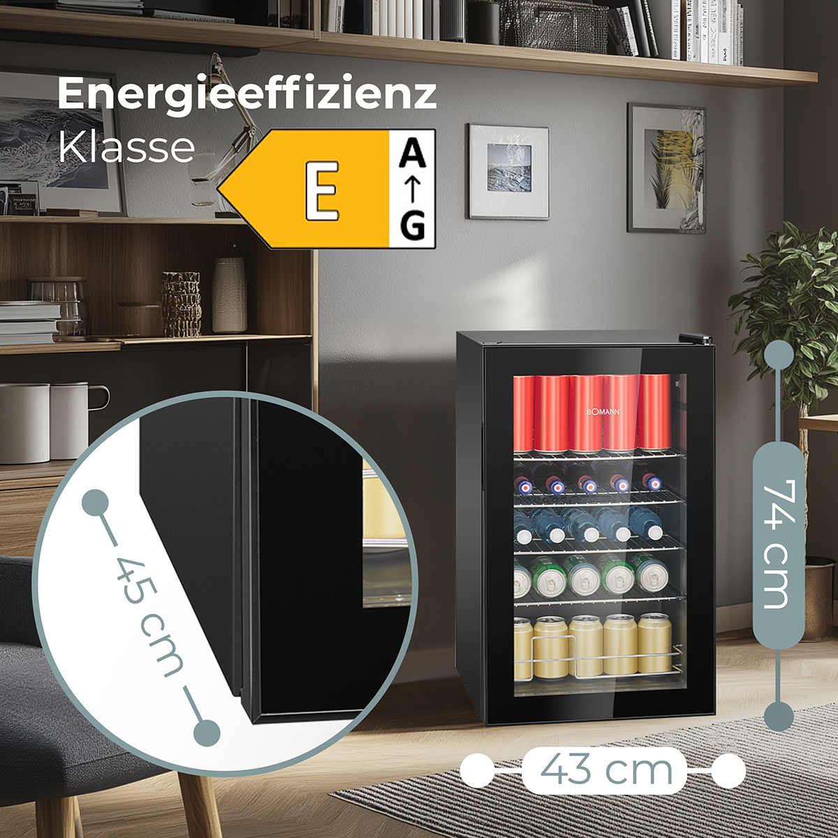 Ein schwarzer Mini-Kühlschrank mit Getränken steht neben einem Sofa. Ein Energieeffizienzlabel befindet sich oben links. Abmessungen: 45x43x74cm.