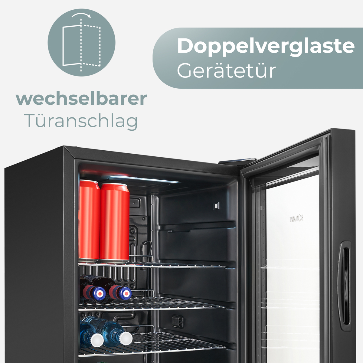 Ein schwarzer Minikühlschrank mit geöffneter Glastür, der rote Dosen, Flaschen und Drahtregale zeigt. Deutscher Text ist sichtbar.