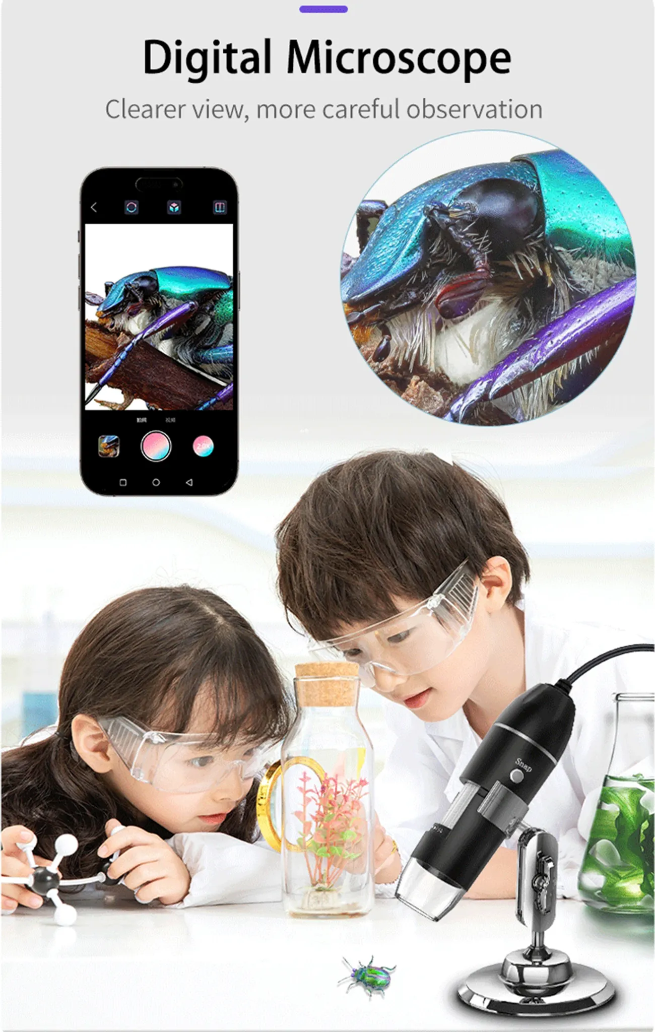 Zwei Kinder mit Schutzbrillen betrachten einen Käfer mit einem digitalen Mikroskop. Ein Telefon zeigt das Bild des Käfers.