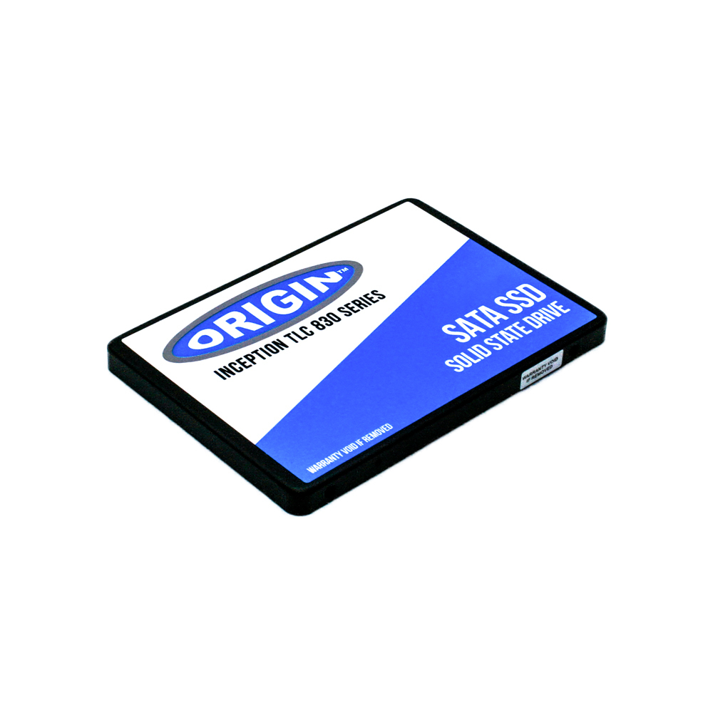 Un SSD SATA. Ha un involucro nero. La parte superiore è bianca e blu con il logo Origin e 'SATA SSD SOLID STATE DRIVE'.