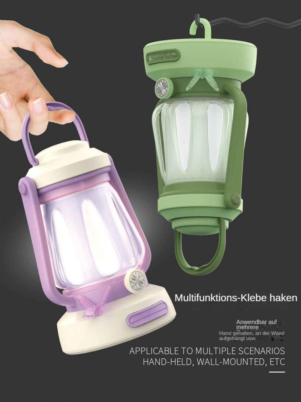 Zwei farbenfrohe Laternen, eine wird von einer Hand gehalten. Die Laternen haben klares Glas und sind lila und grün.