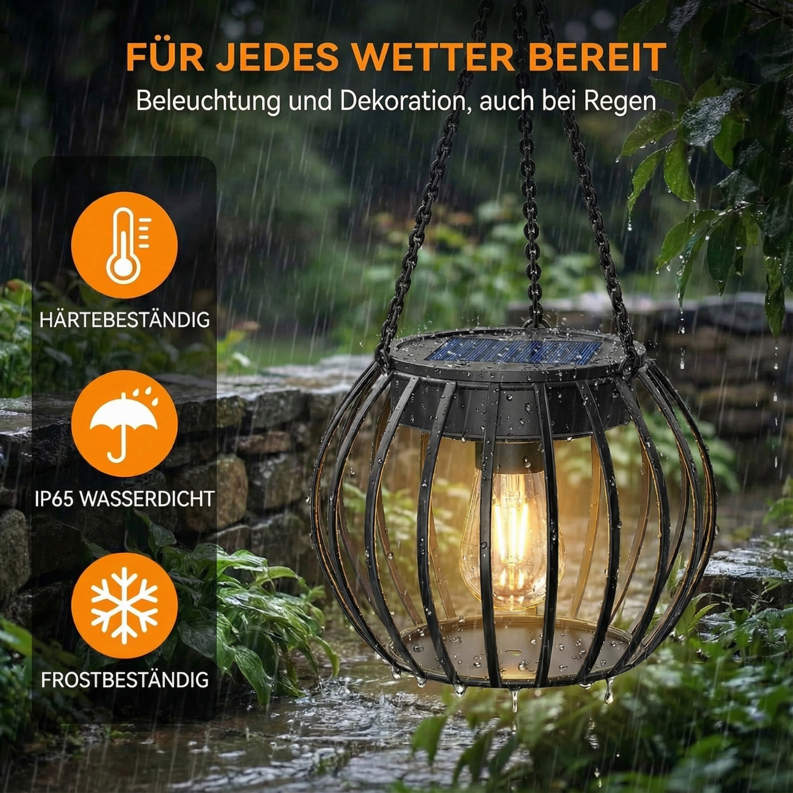 Eine hängende schwarze Solar laterne im Regen. Sie hat eine Glühbirne und ist von einem Metallkäfig umgeben.