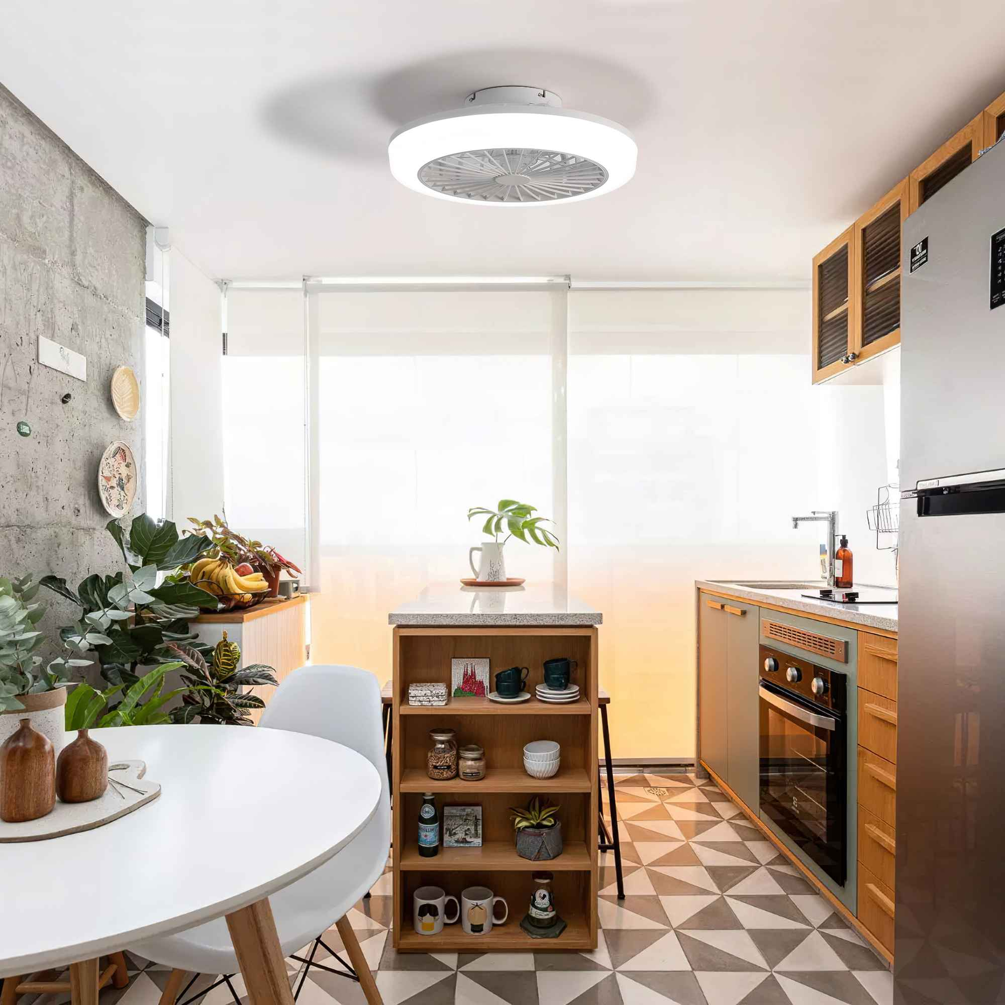 Eine Küche mit Tisch, Stühlen, Pflanzen und Deckenventilator. Schränke und Geräte sind ebenfalls sichtbar.