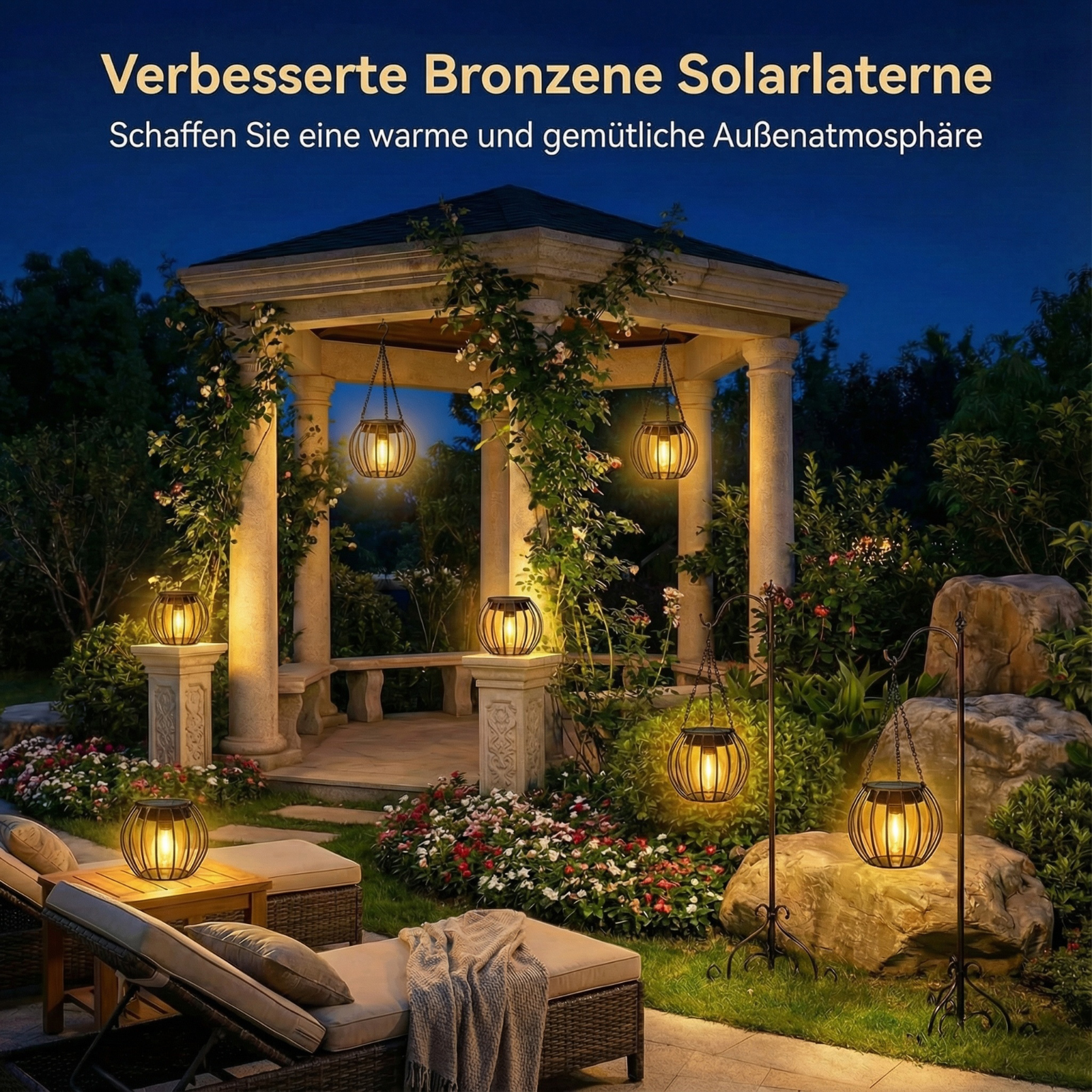 Nachtszenen im Freien mit einem Pavillon, hängenden Solarlaternen und Liegestühlen. Blumen und Grün sind sichtbar.