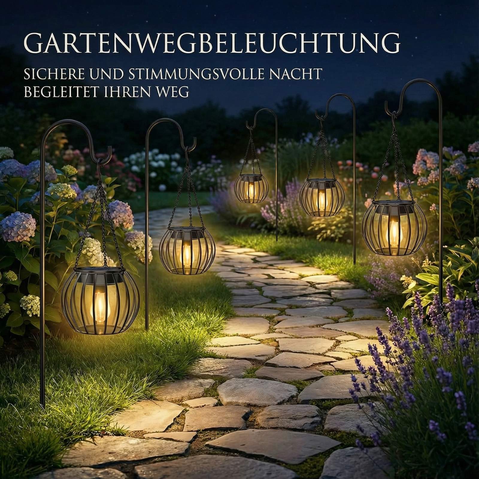 Gartenweg mit leuchtenden Laternen. Steinweg, grünes Gras und blühende Blumen unter dunklem Nachthimmel.