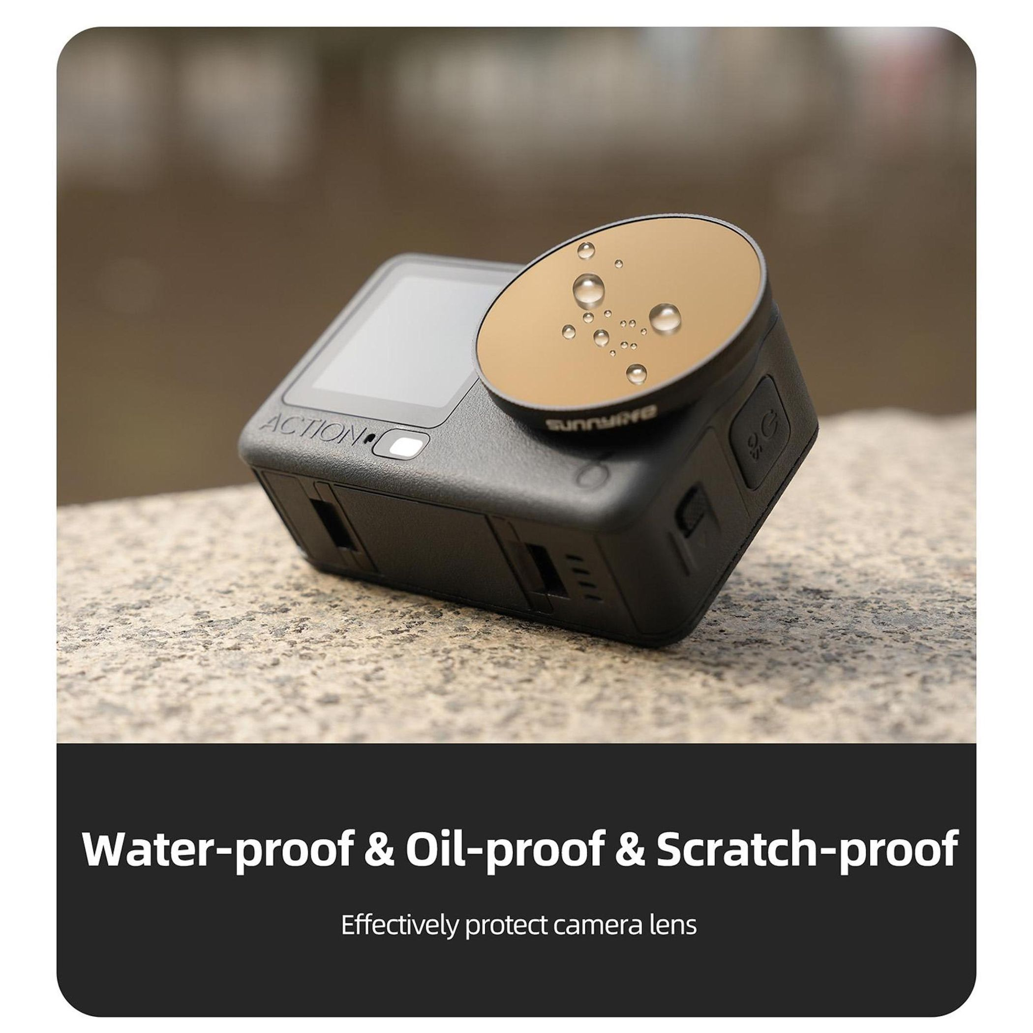 Schwarze Action-Kamera mit Objektivfilter. Der Filter hat Wassertropfen. Die Kamera steht auf einer Steinoberfläche.