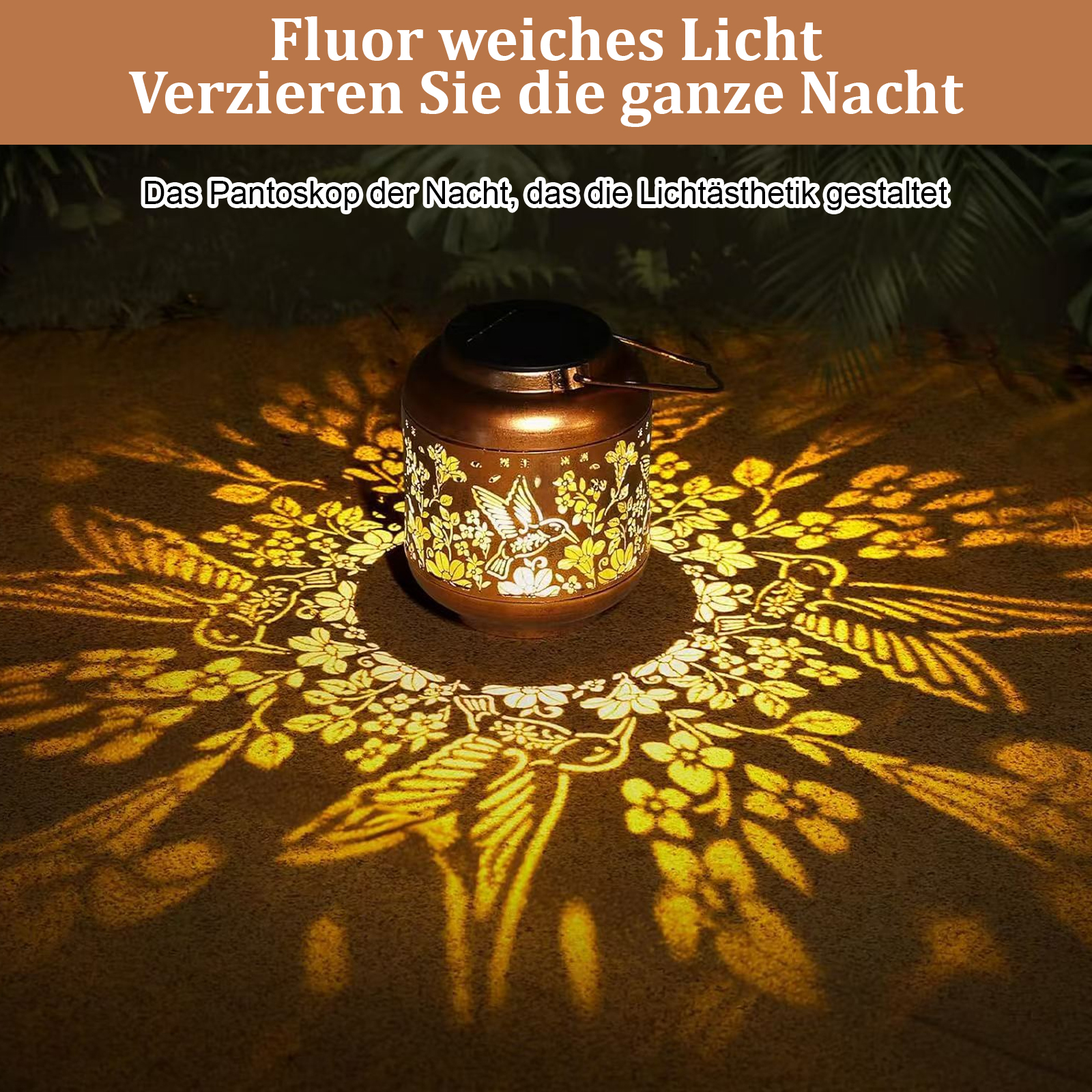 Eine dekorative Laterne projiziert Blumen- und Vogelmuster. Sie steht auf braunem Untergrund, mit verschwommenem Hintergrund.