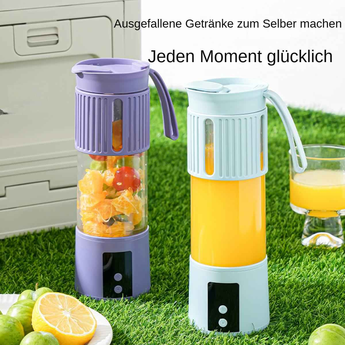 Zwei Mixer mit Früchten, auf Gras. Einer lila, einer hellblau. Zitrone und grüne Früchte im Vordergrund, Saft im Glas.