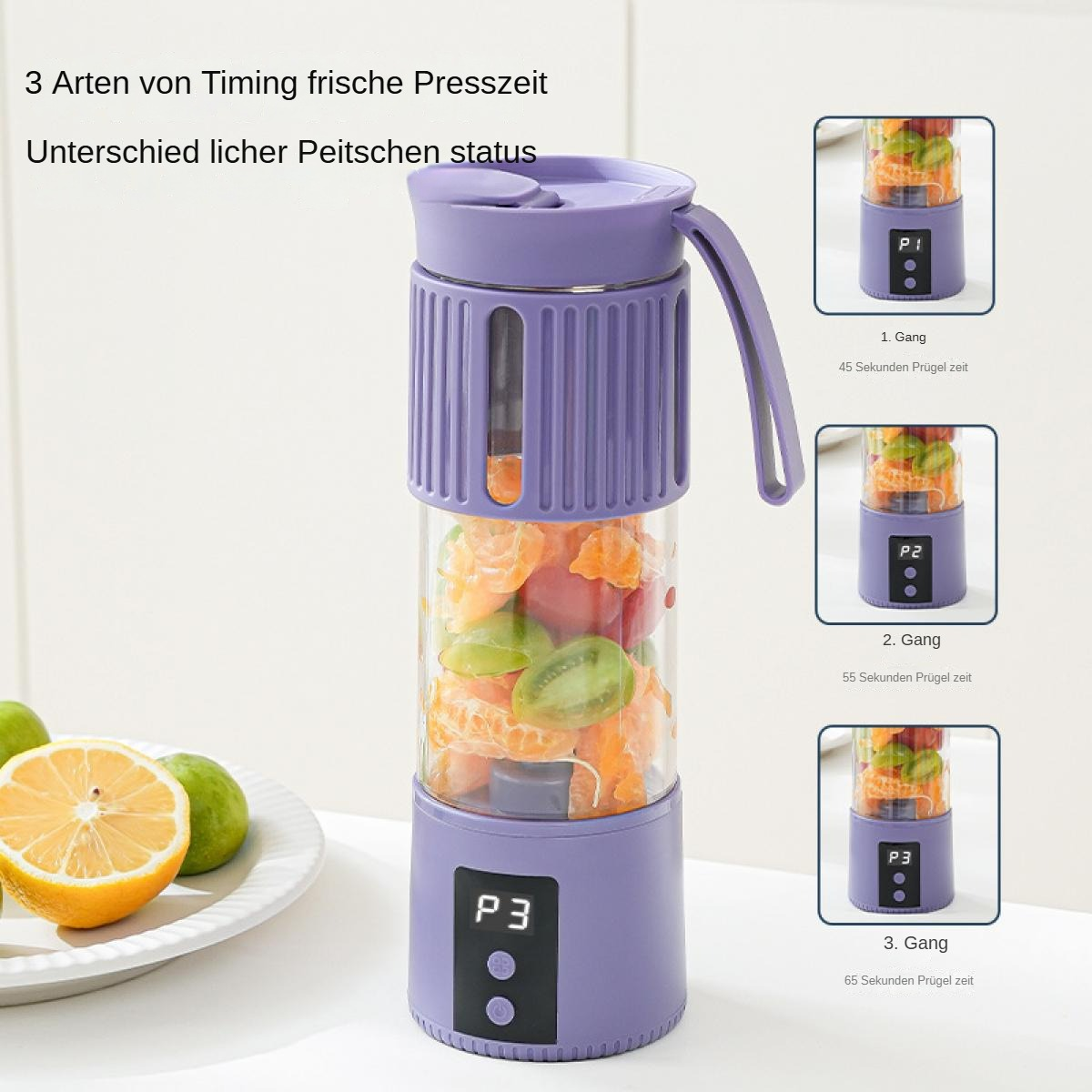 Ein lila Mixer mit Obst darin. Drei kleine Mixer zeigen unterschiedliche Geschwindigkeiten. Eine Zitrone und Limetten liegen daneben.