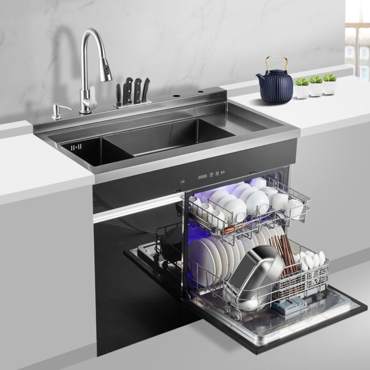 Zlewozmywak ze stali nierdzewnej ze zmywarką. Naczynia, miski i przybory są widoczne w zmywarce. Czajniczek i rośliny znajdują się na blacie.