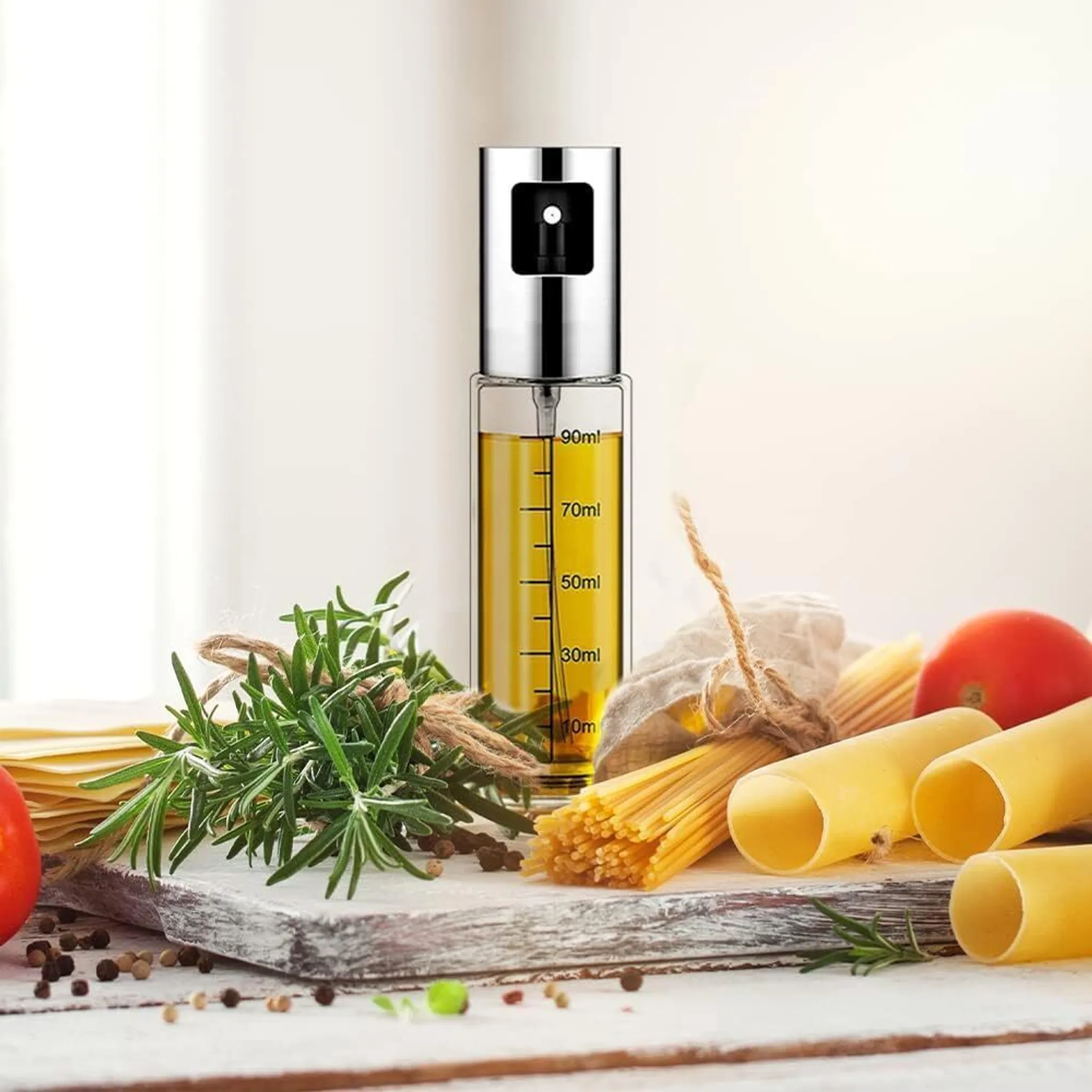 Olivenölsprüher mit Zutaten: Pasta, Tomaten, Rosmarin und Gewürze auf Holzoberfläche.