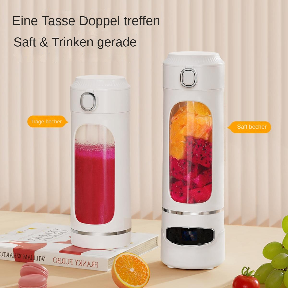 Zwei weiße Mixer mit Obst darin, einer mit roter Flüssigkeit, ein anderer mit Orangen und rotem Obst. Neben einem Buch und Orangenscheiben.