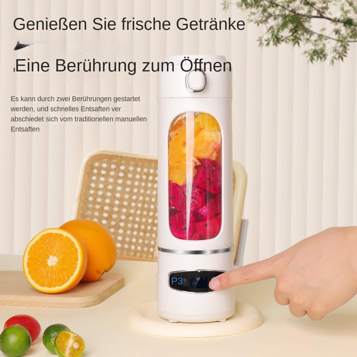 Ein weißer Mixer mit Orangen und Drachenfrucht. Auf der linken Seite eine Orange und eine halbe Orange.