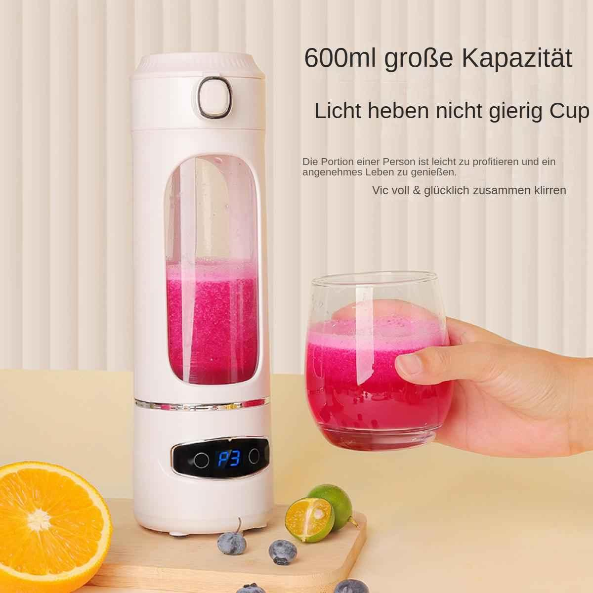 Ein weißer Mixer mit rosa Saft, ein Glas mit rosa Saft, Hand hält das Glas, Orangenscheibe und Blaubeeren auf einem Holzbrett.