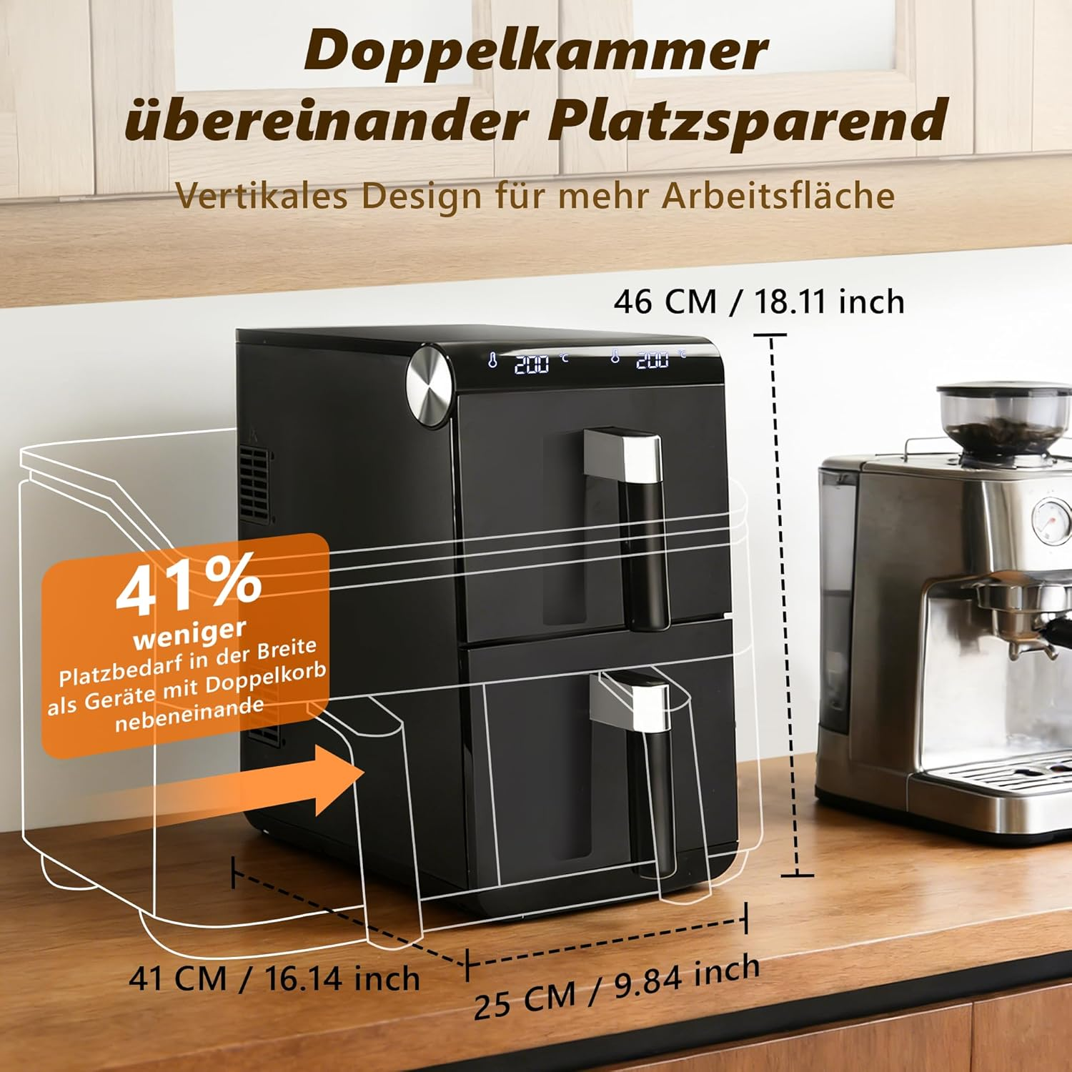 Una friggitrice ad aria a doppia camera nera accanto a una macchina per caffè espresso argentata. Le dimensioni sono visualizzate con testo, con un piano di lavoro in legno.