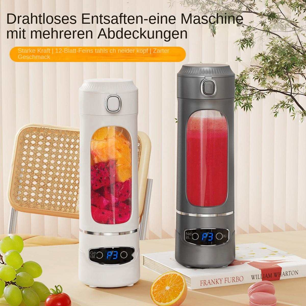 Zwei tragbare Mixer auf einem Tisch. Einer enthält Obst, der andere Saft. Es gibt auch Obst, ein Buch und einen Stuhl.