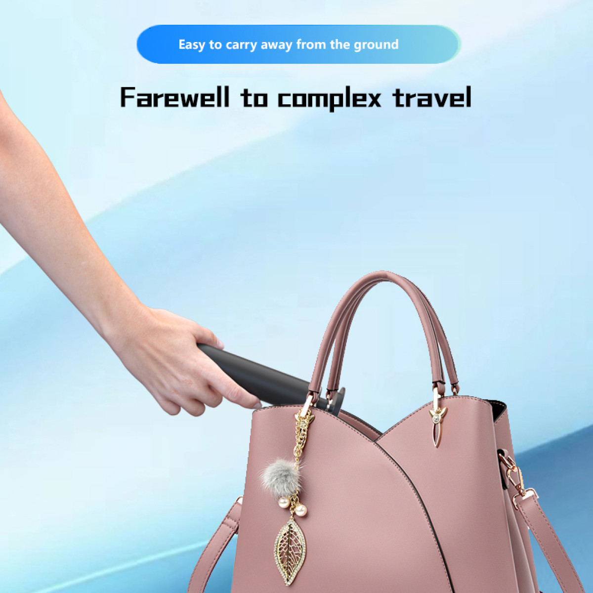 Eine Hand legt einen Gegenstand in eine rosa Handtasche mit goldenen Verzierungen. Text: Einfach vom Boden zu heben. Auf Wiedersehen, kompliziertes Reisen.