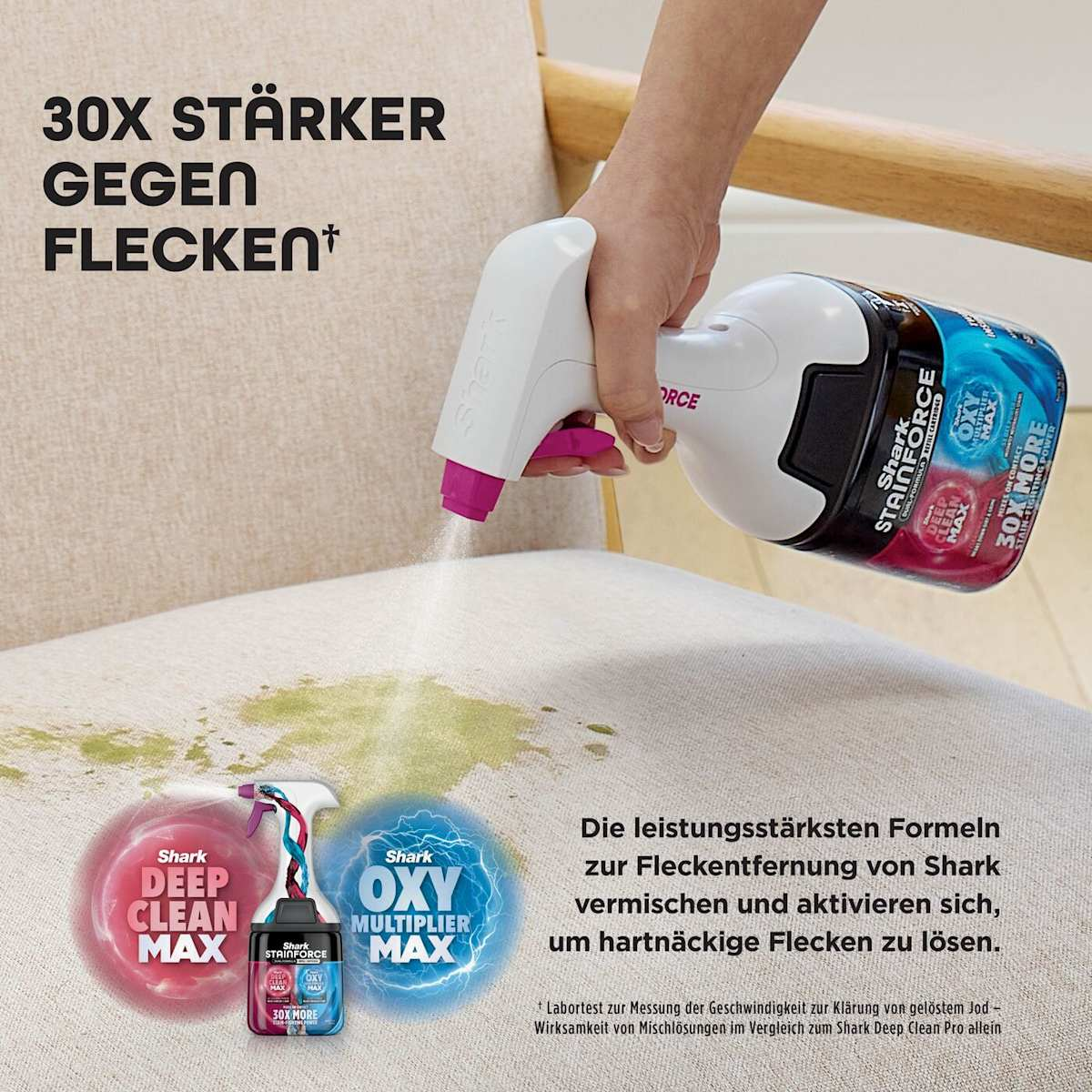 Eine Hand sprüht einen Fleckenentferner auf ein beflecktes Kissen. Produktnamen und Logos sind sichtbar, ebenso wie Text.