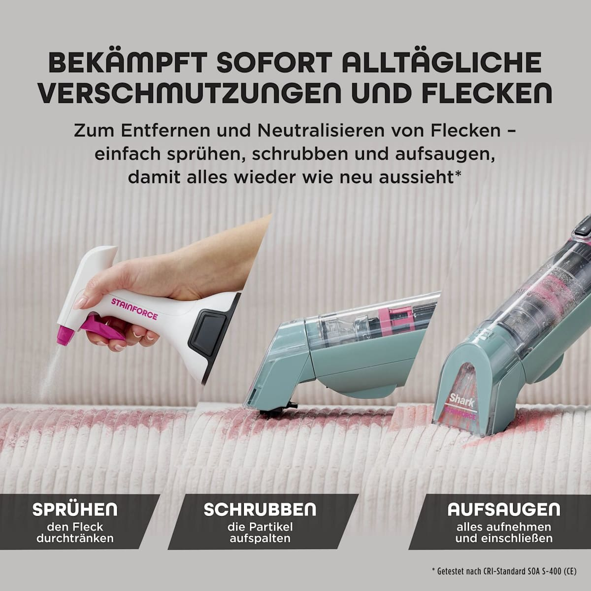 Das Bild zeigt Reinigungsprodukte. Sprühen, Schrubben und Staubsaugen sind Schritte zum Entfernen von Flecken. Weiße Sprühflasche, teal Staubsauger und befleckte Couch.