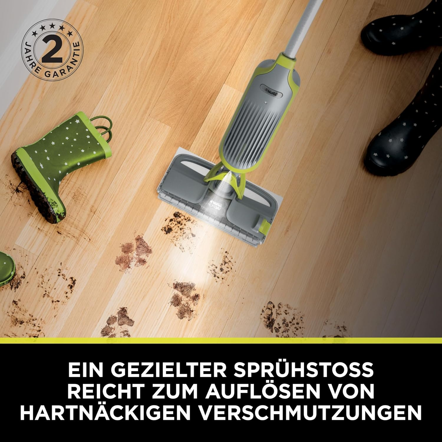 Ein Mopp reinigt einen schmutzigen Boden mit Stiefelabdrücken. Ein grüner Stiefel und schwarze Stiefel liegen auf dem Holzboden mit Logo.