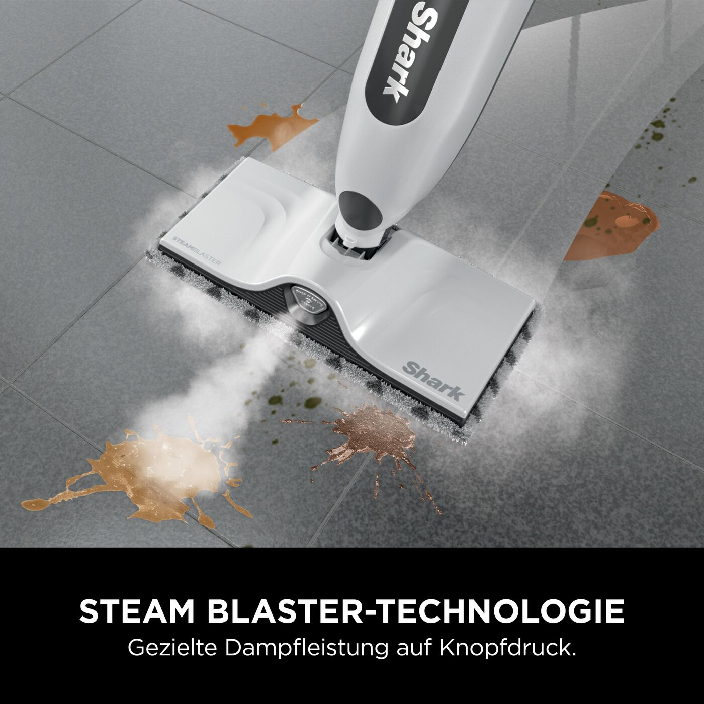 Weißer Shark-Dampfmopp reinigt einen grauen Fliesenboden. Braune Flecken sichtbar. Dampf wird ausgestoßen. Text: 'Steam Blaster-Technologie'.