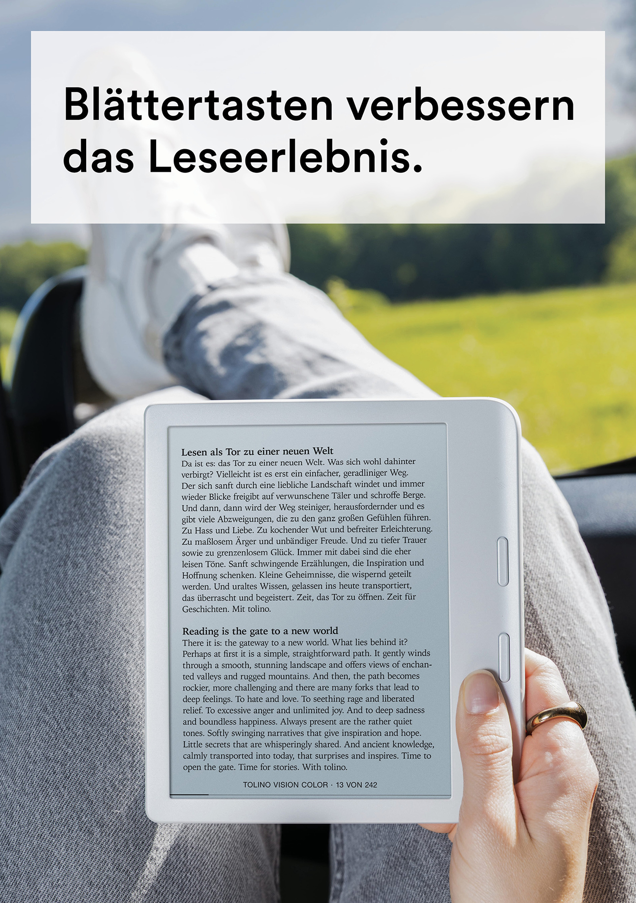 Una persona tiene in mano un e-reader bianco con testo. Lo sfondo mostra la natura. Un anello d'oro sulla mano.