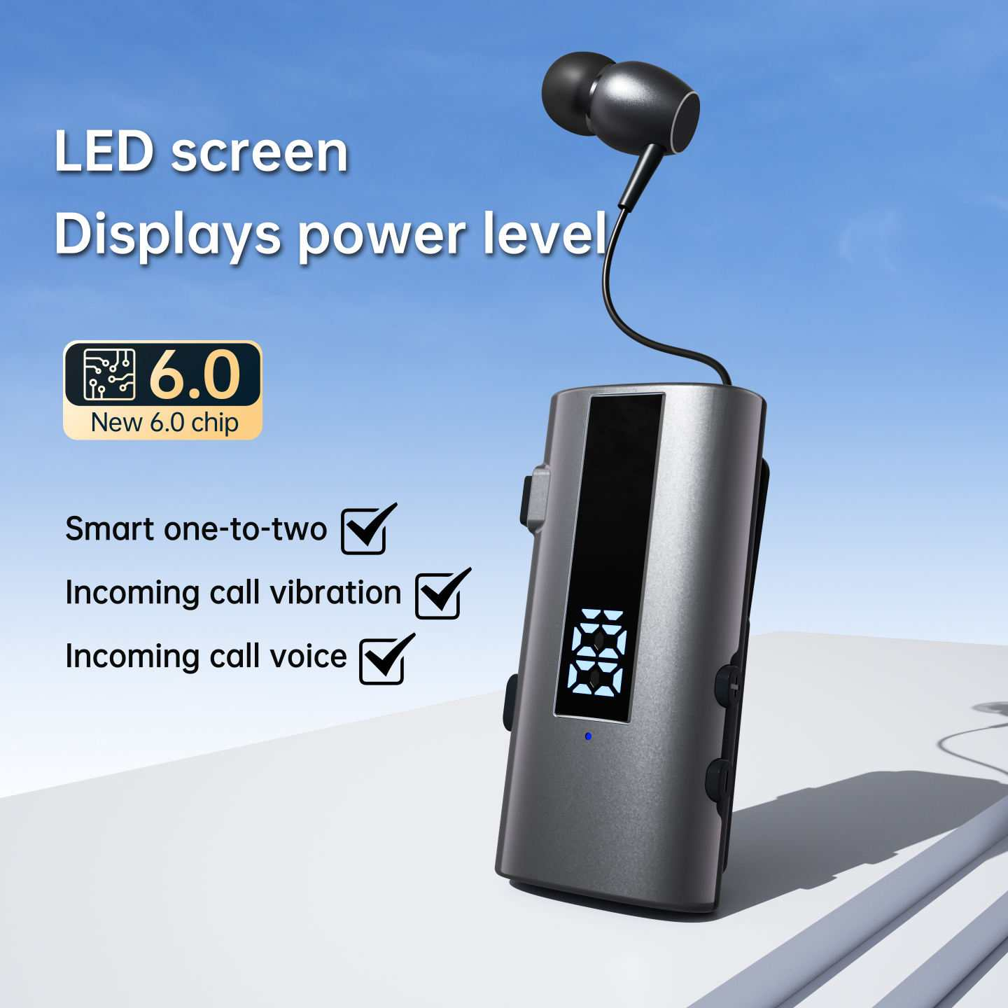 Graues Gerät mit LED-Anzeige für den Akkustand, verbunden mit schwarzen Ohrhörern. Text enthält Chipdetails und Funktionen.