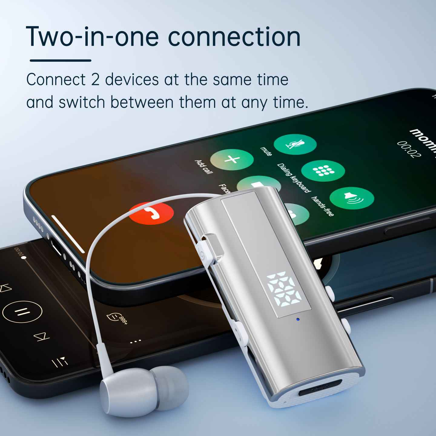 Ein silbernes Gerät, das über Ohrhörer mit zwei Smartphones verbunden ist. Die Telefone zeigen einen Anrufbildschirm und Musiksteuerungen.