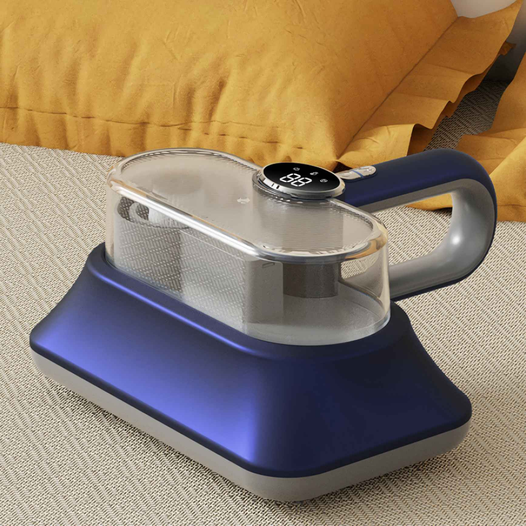 Ein Handstaubsauger liegt auf einem Bett. Er ist blau, hat eine transparente Oberseite und ein digitales Display. Gelbes Kissen im Hintergrund.