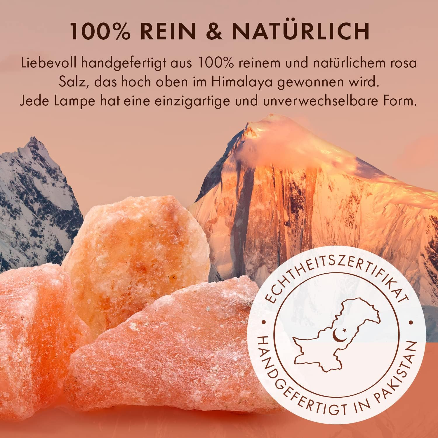 Rosa Salzkristalle vor Berglandschaft. Text: '100% rein & natürlich'. Siegel: 'Handgefertigt in Pakistan'.