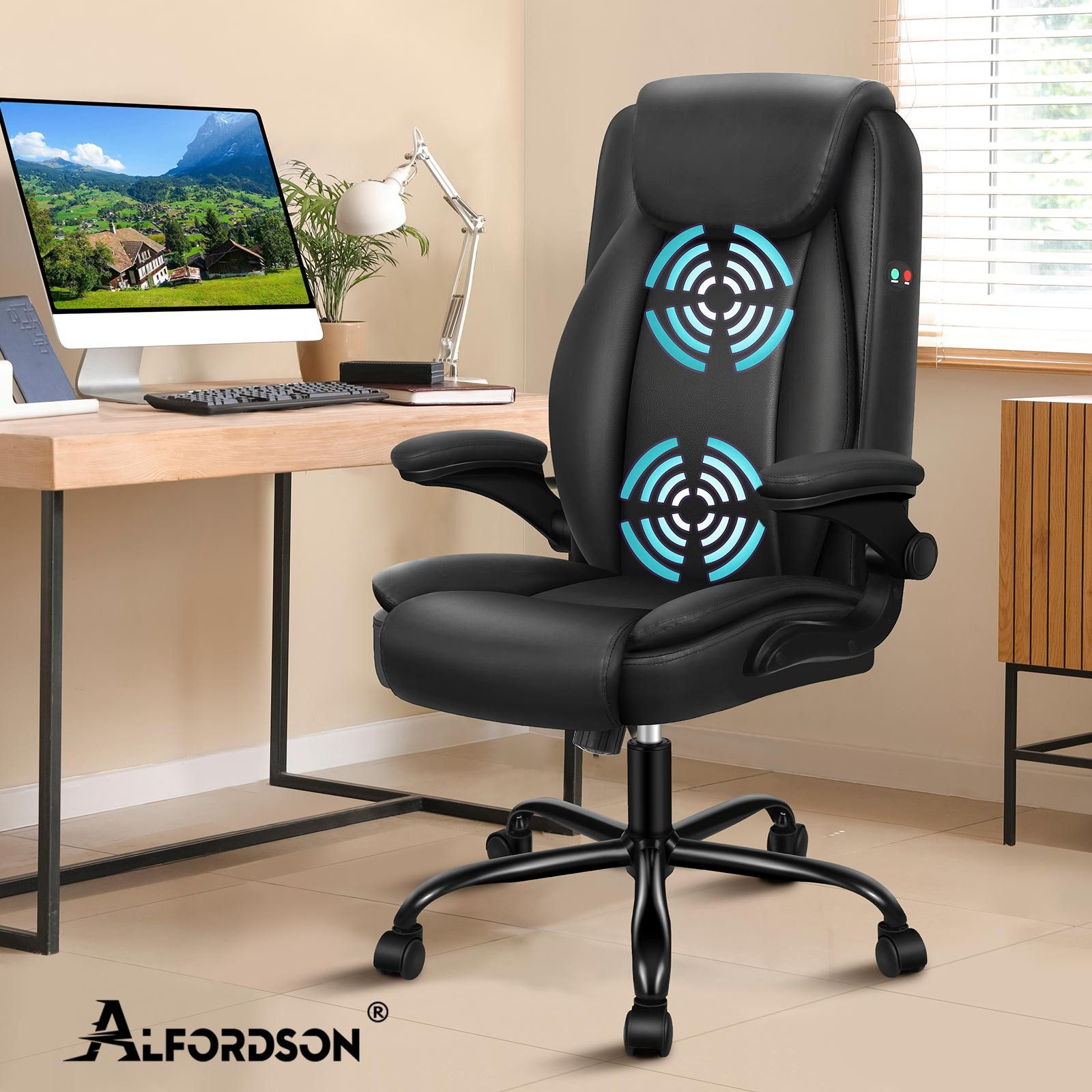 Schwarzer Bürostuhl, Schreibtisch mit Computer, Lampe und Fenster im Hintergrund. Der Stuhl hat blaue Massage-Icons.