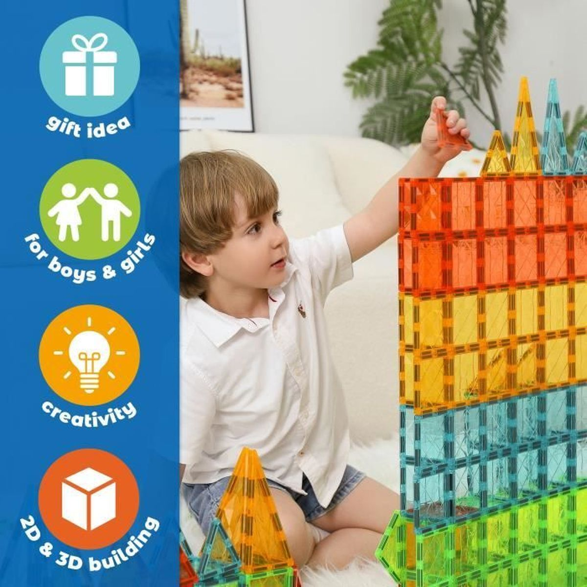 Ein Junge baut eine bunte Struktur mit Magnetfliesen. Der Turm besteht aus orangefarbenen, gelben und grünen Teilen.