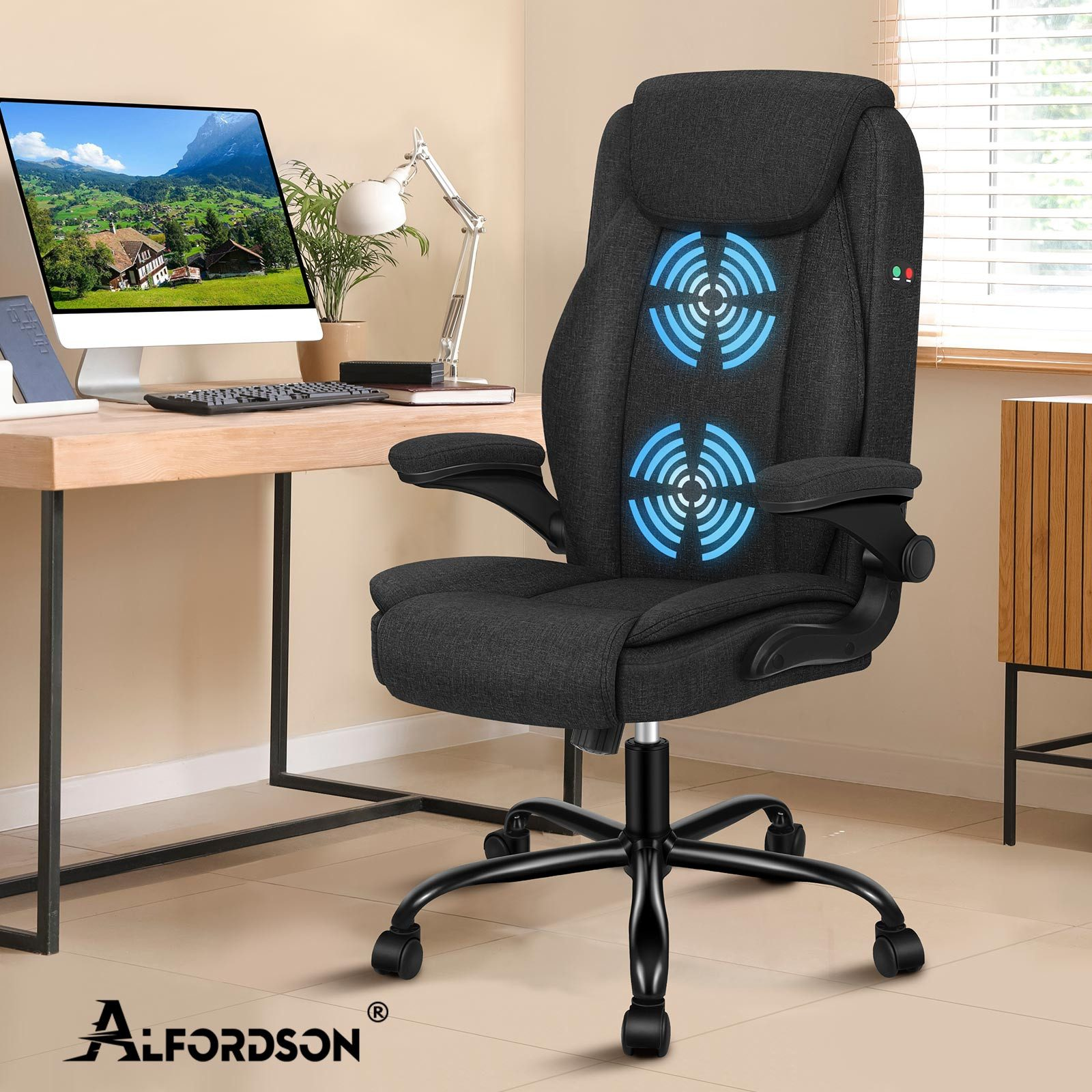 Bürostuhl mit blauen Massage-Symbolen. Im Hintergrund befinden sich ein Computer, eine Lampe und ein Schreibtisch. Der Stuhl hat ein schwarzes Gestell.