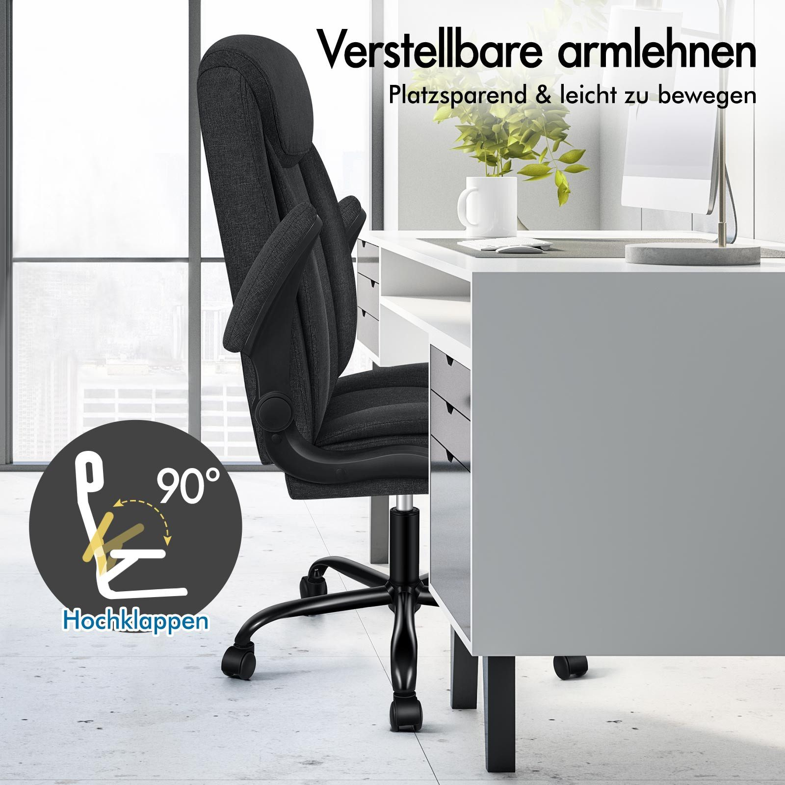 Ein dunkelgrauer Bürostuhl steht neben einem weißen Schreibtisch mit Monitor. Text: 'Verstellbare Armlehnen' und 'Platzsparend'.