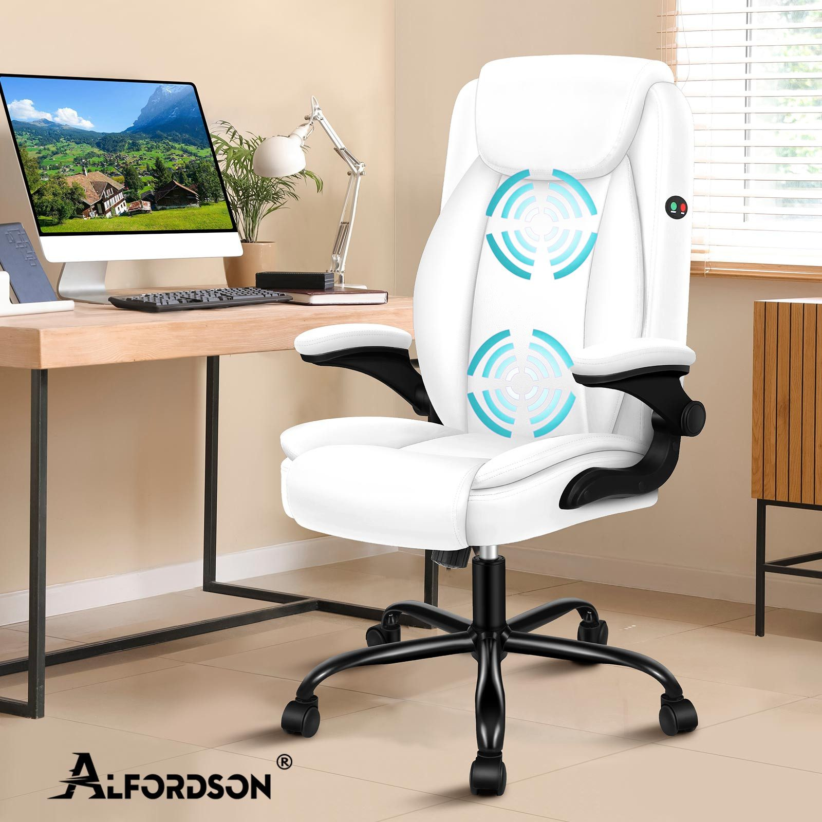 Weißer Massagestuhl in einem Heimbüro. Ein Computer, eine Schreibtischlampe und ein Fenster mit Jalousien sind ebenfalls vorhanden.