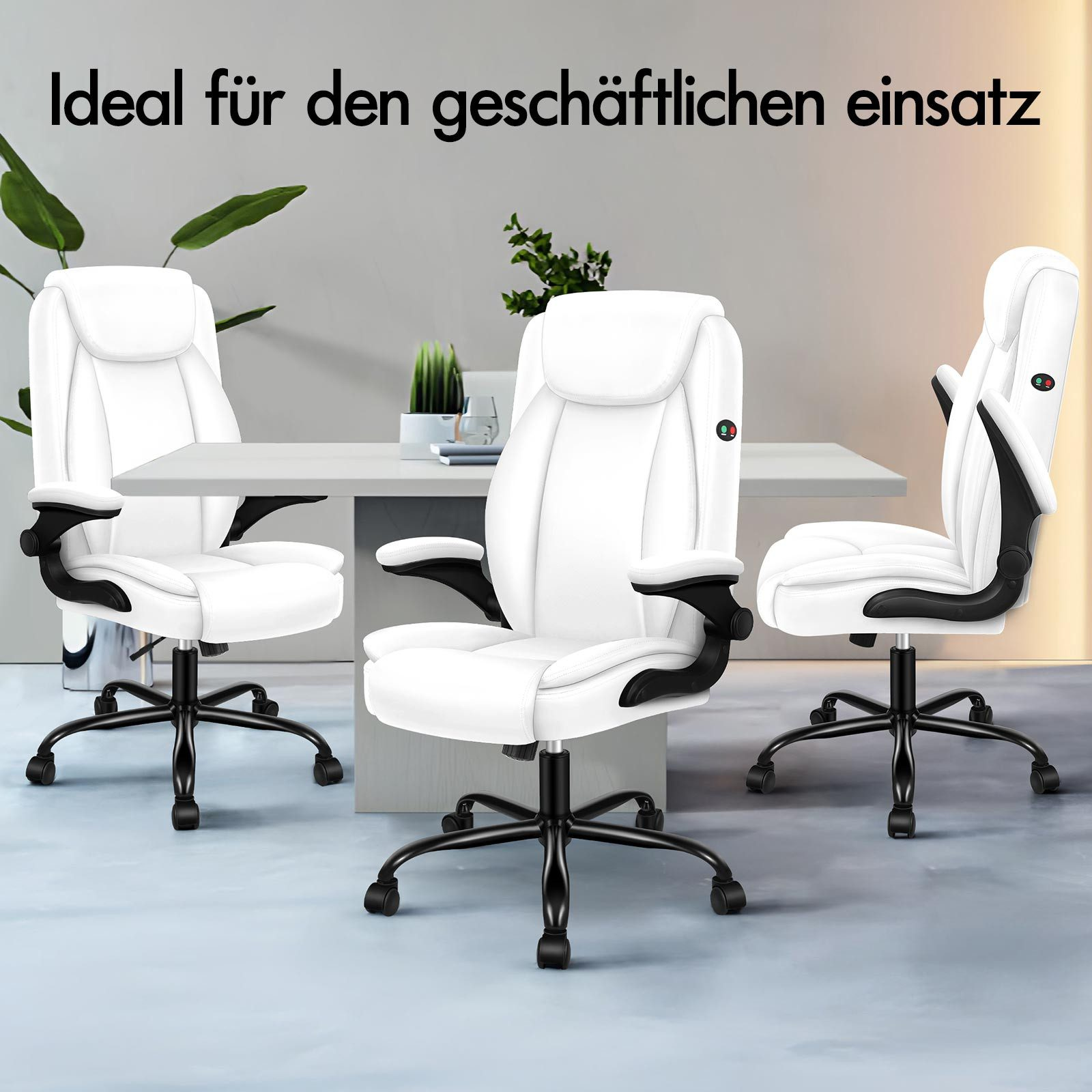 Drei weiße Bürostühle mit schwarzen Akzenten stehen vor einer grauen Wand um einen grauen Tisch.