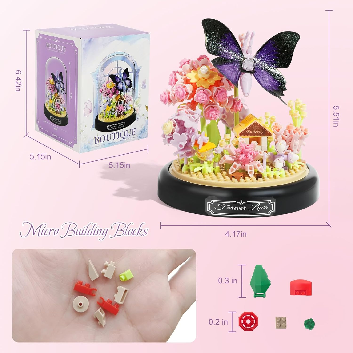 Ein dekoratives Stück mit einem Schmetterling, Blumen und einem kleinen Haus. Links ist eine Box mit Abmessungen. Mikro-Bausteine werden unten gezeigt.
