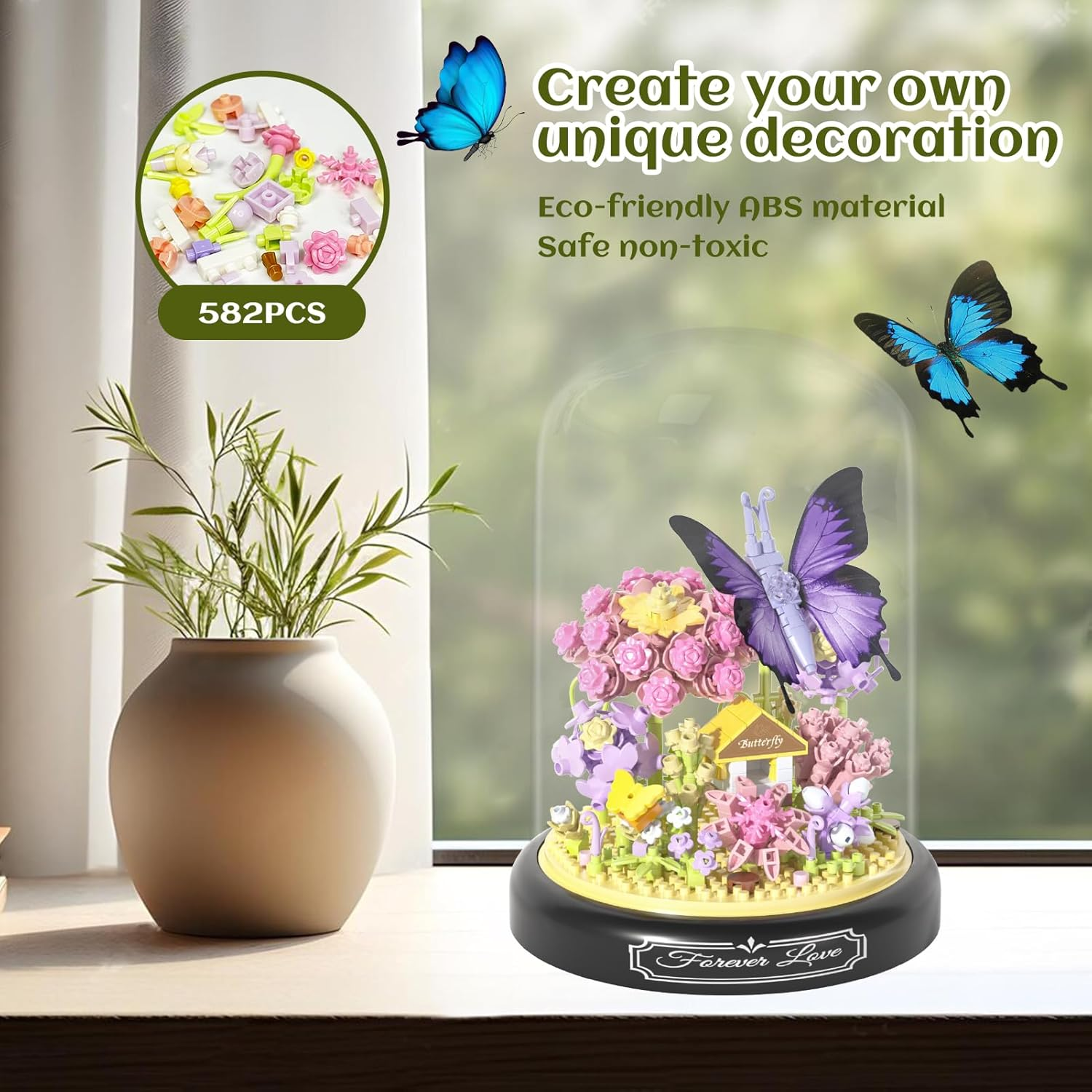 Eine dekorative Szene mit Schmetterlingen, Blumen und einem Miniaturhaus in einer Glaskuppel. Links eine Vase mit einer Pflanze.
