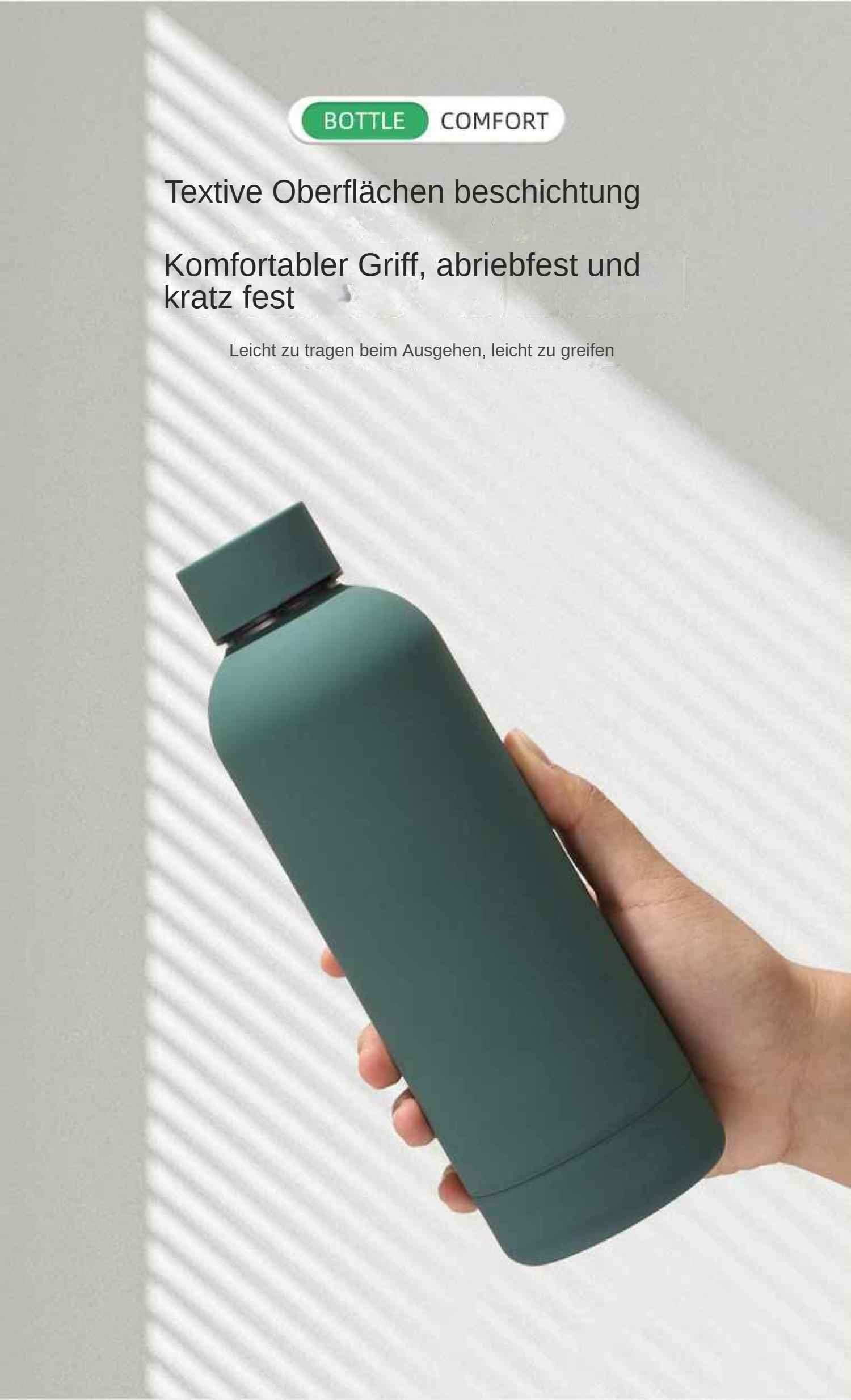 Eine teal Flasche wird von einer Hand vor einer weißen Wand gehalten. Die Flasche ist zylindrisch und hat einen dunklen Deckel.