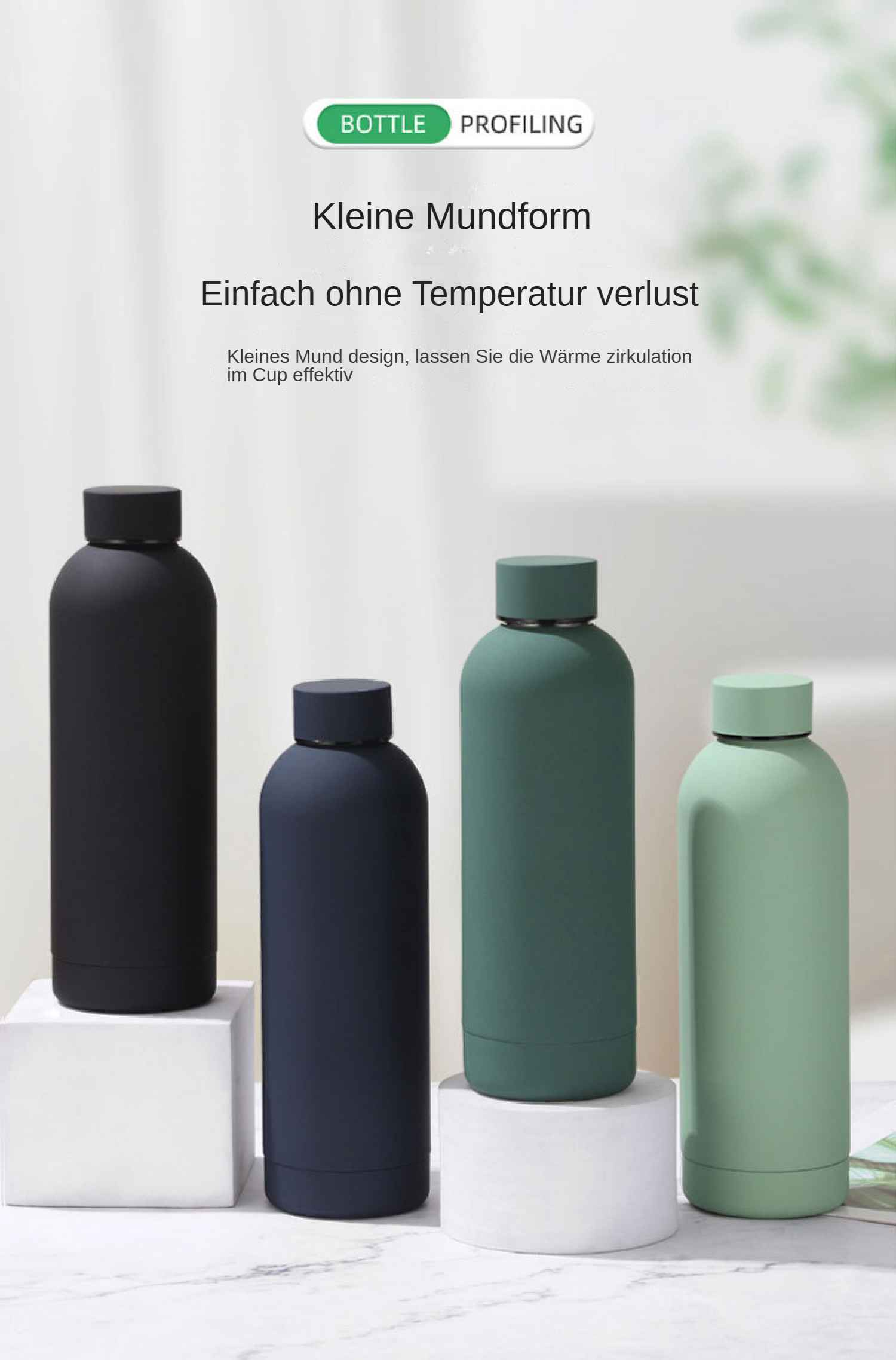 Vier bunte Isolierflaschen auf weißen Würfeln. Schwarze, marineblaue, grüne und mintgrüne Flaschen werden angezeigt. Text über Flaschendesign steht oben.