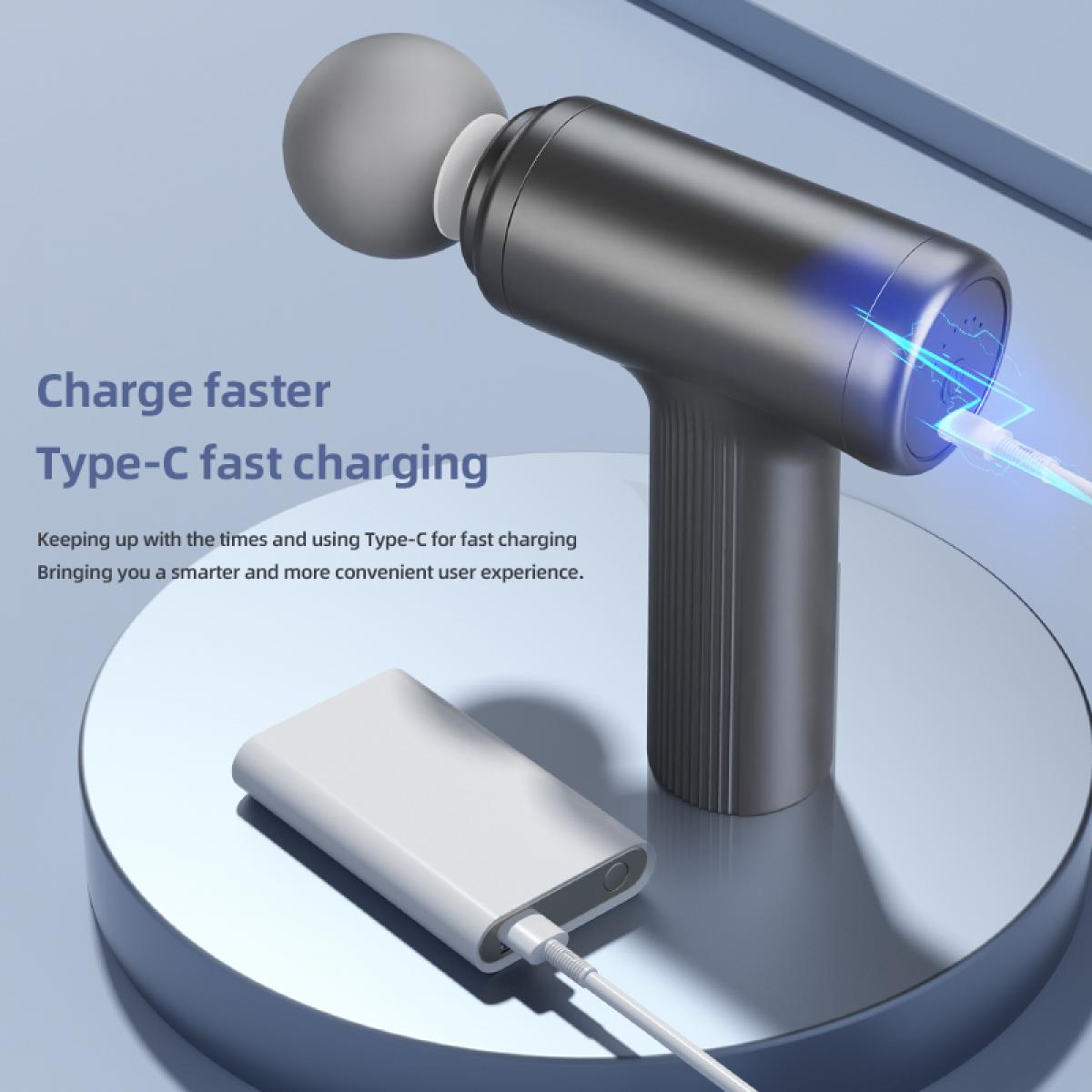 Eine graue Massagepistole mit einem weißen Ladekabel, das an eine weiße Powerbank angeschlossen ist, auf einer metallischen Plattform. Text: Schneller laden.