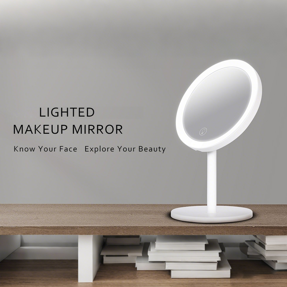 Ein weißer beleuchteter Schminkspiegel steht auf einem Holztisch. Der Text lautet 'Lighted Makeup Mirror', 'Know Your Face, Explore Your Beauty'.