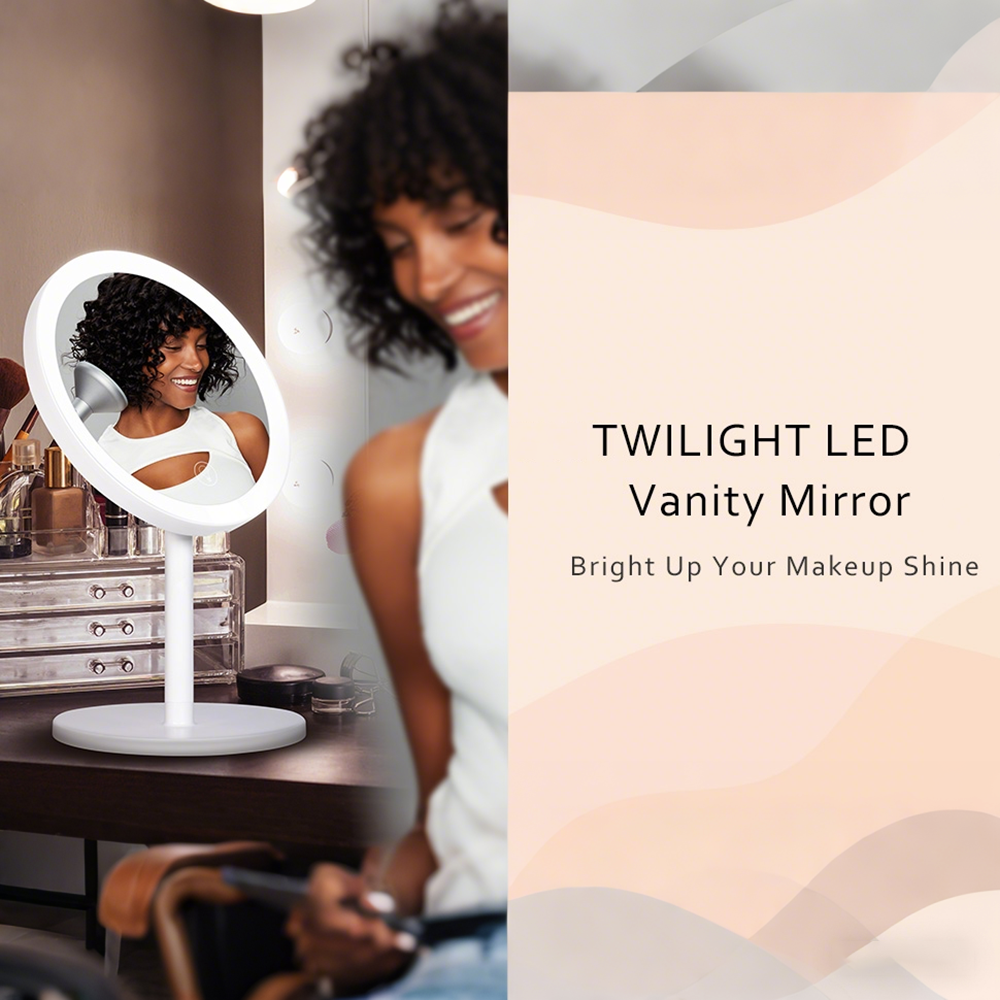 Eine Frau lächelt in einem Schminkspiegel. Der Spiegel ist weiß und hat ein Licht. Der Text lautet 'Twilight LED Vanity Mirror'.